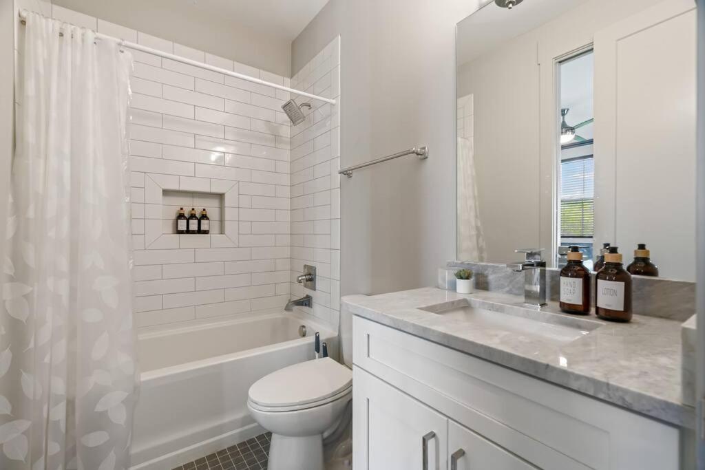 King Bed, Balcony, Covered Patio & Firepit! 8 Minutes From Broadway Nashville Eksteriør billede